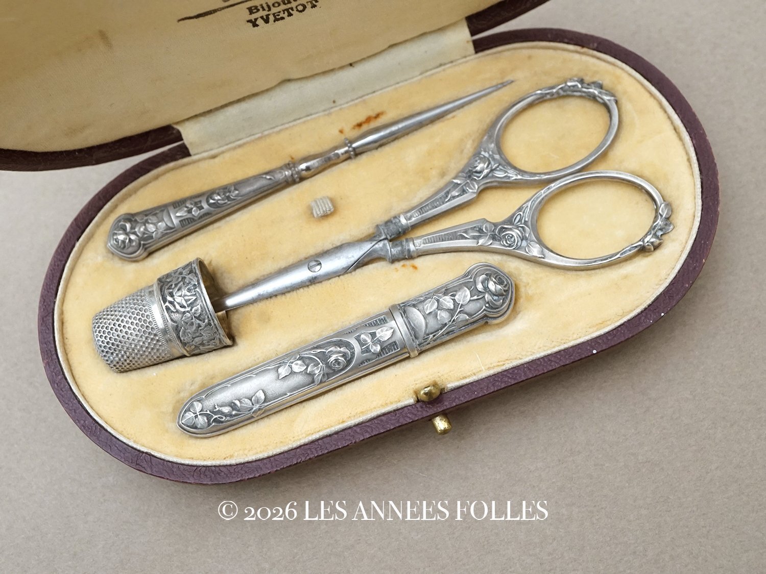 画像1: アンティーク シルバー製 薔薇模様 裁縫道具セット  (1)