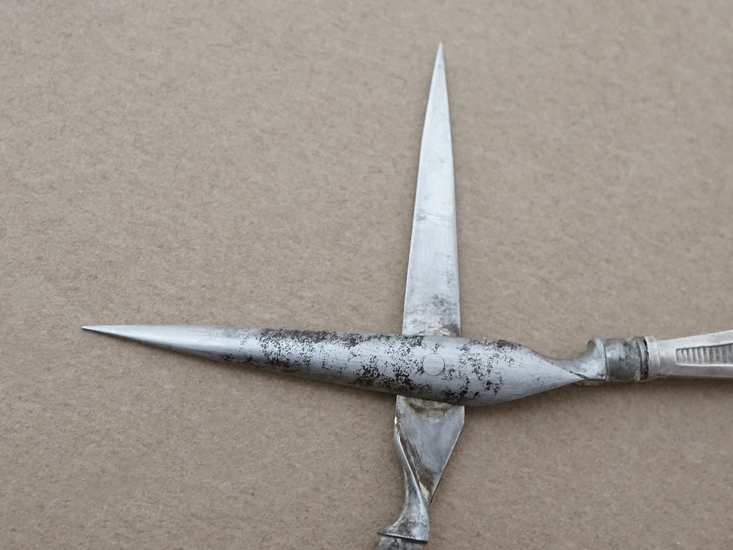 画像15: アンティーク シルバー製 薔薇模様 裁縫道具セット  (15)