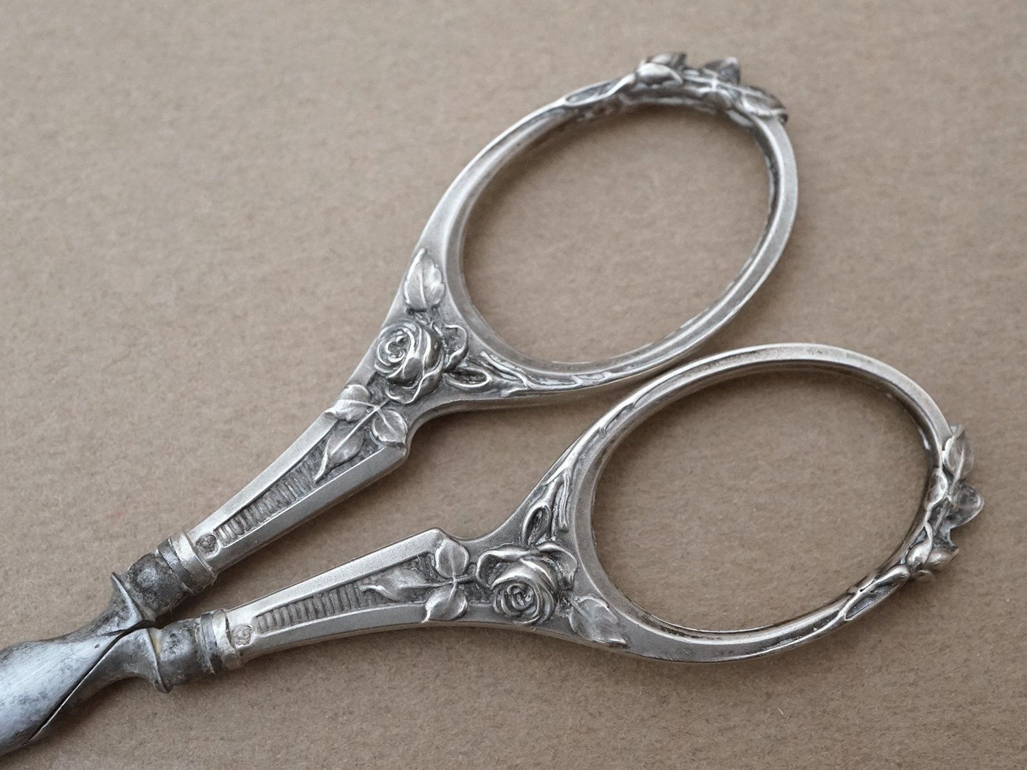 画像12: アンティーク シルバー製 薔薇模様 裁縫道具セット  (12)