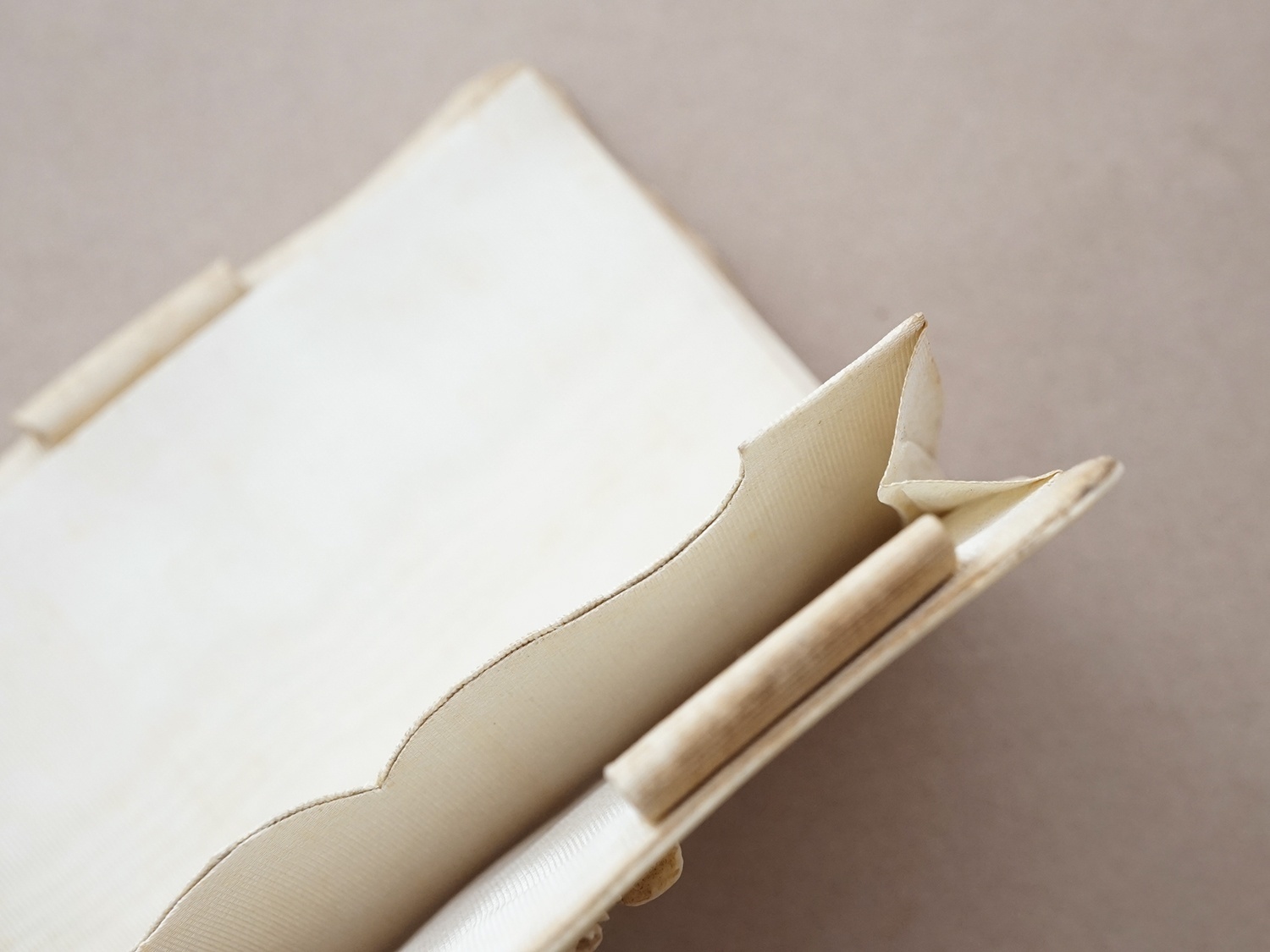 画像9: 19世紀 舞踏会の手帳 ペンシル付 薔薇＆リボンのリース カルネ・ド・バル  (9)