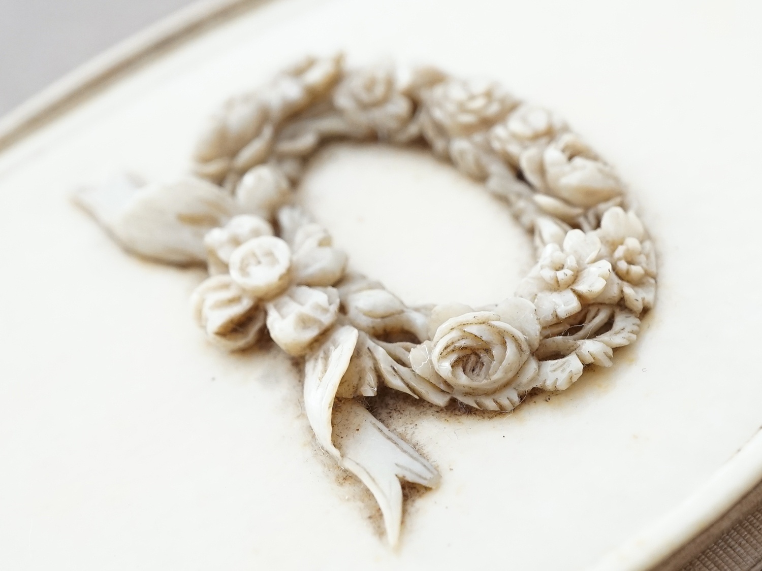 画像4: 19世紀 舞踏会の手帳 ペンシル付 薔薇＆リボンのリース カルネ・ド・バル  (4)