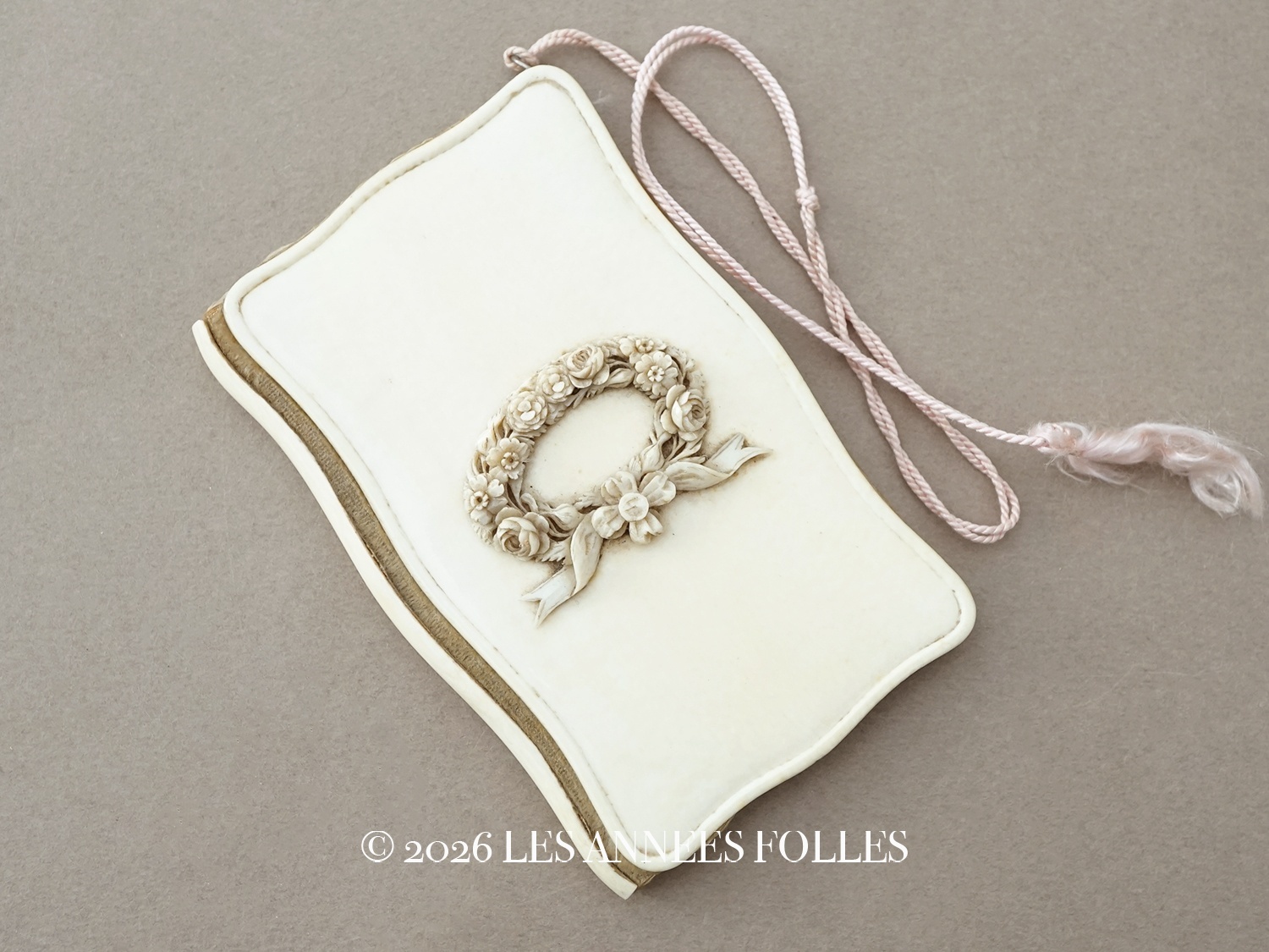 画像1: 19世紀 舞踏会の手帳 ペンシル付 薔薇＆リボンのリース カルネ・ド・バル  (1)