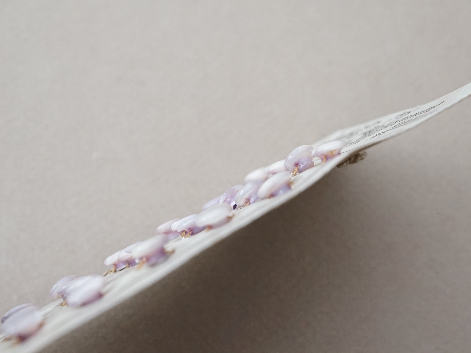 画像5: アンティーク マザーオブパール製 ボタン ホワイトパープル 6.5mm 24ピース シェルボタン  (5)