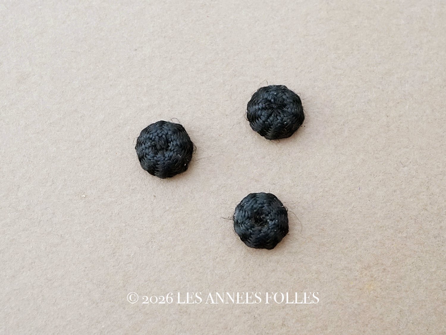 画像1: アンティーク シルク製 くるみボタン 9mm 黒 3ピースのセット  (1)