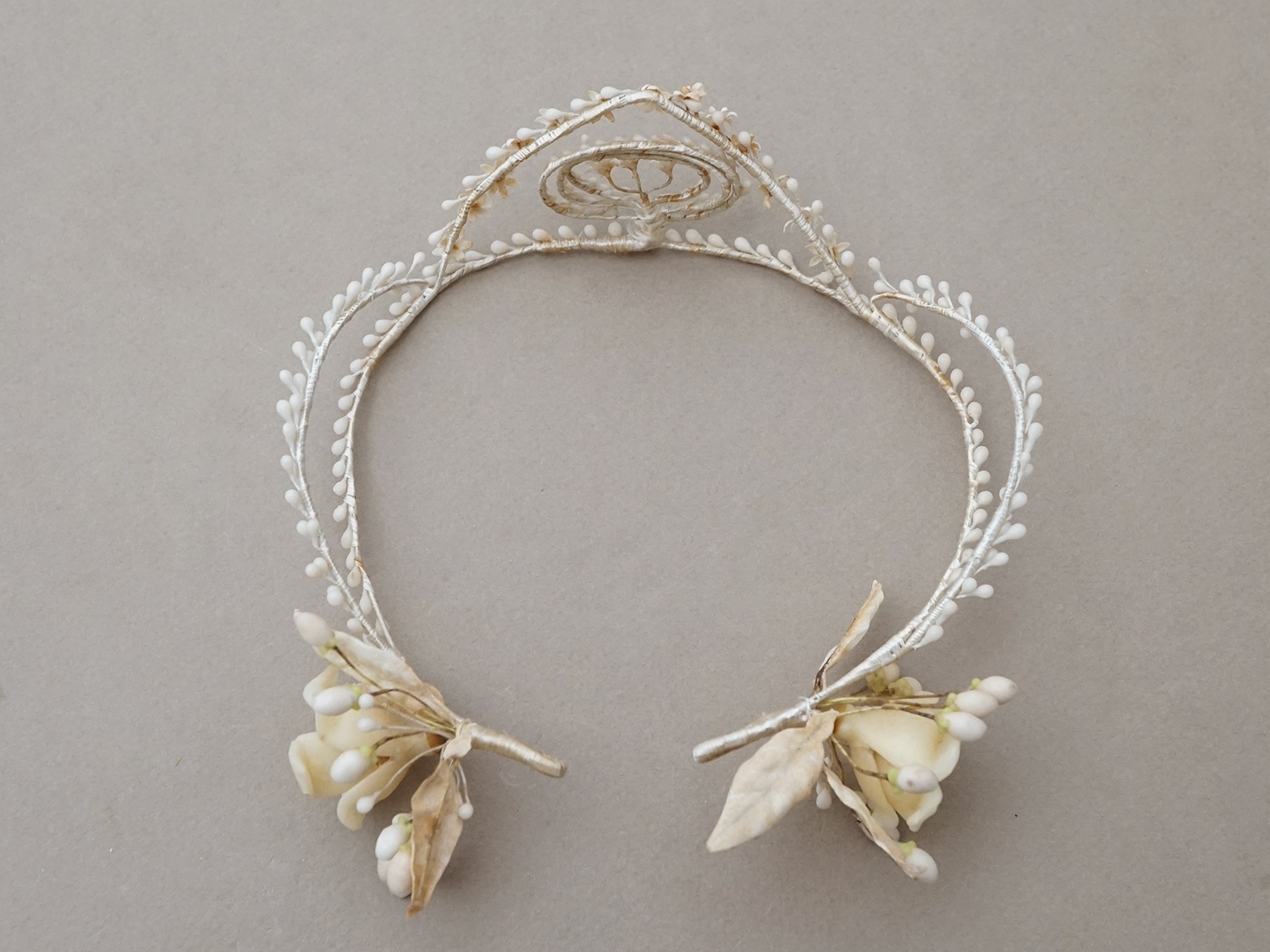 画像2: 1900年頃 アンティーク ワックスフラワー 薔薇のティアラ＆ブートニア ウェディング 結婚式 (2)