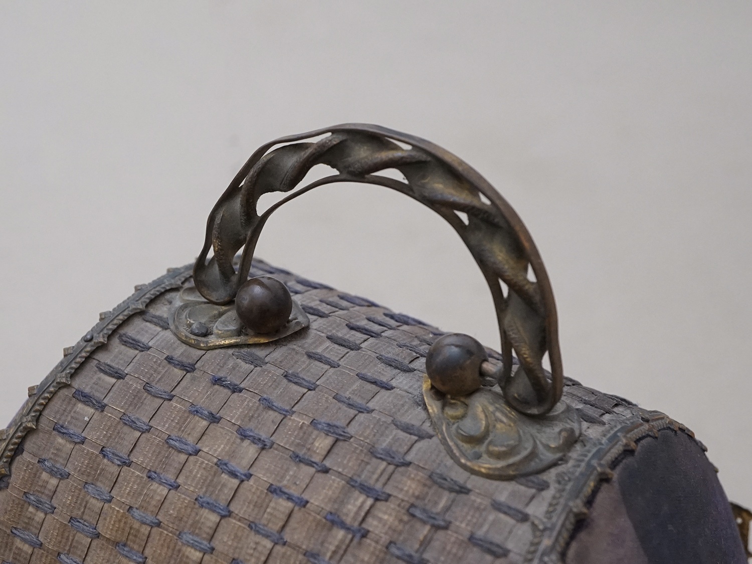 画像6: ＊蚤の市＊19世紀 アンティーク ナポレオン3世時代 パニエ型　お菓子箱 ハンドル & 鍵穴付き チョコレートボックス 木箱  (6)