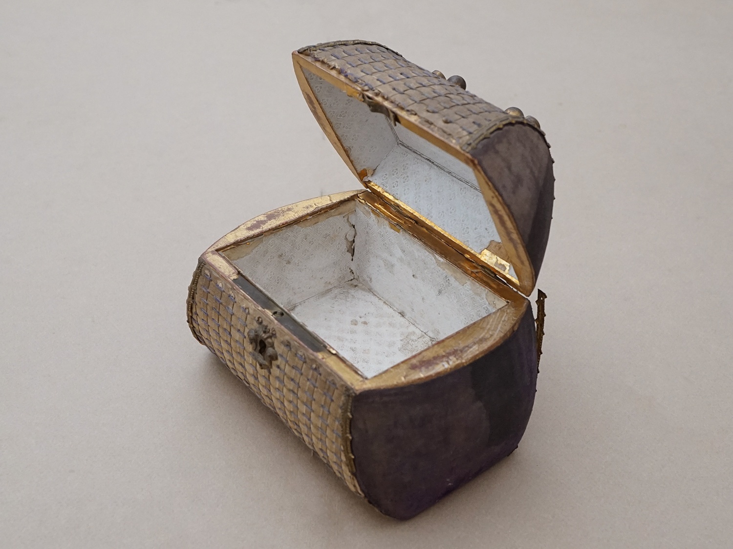 画像8: ＊蚤の市＊19世紀 アンティーク ナポレオン3世時代 パニエ型　お菓子箱 ハンドル & 鍵穴付き チョコレートボックス 木箱  (8)