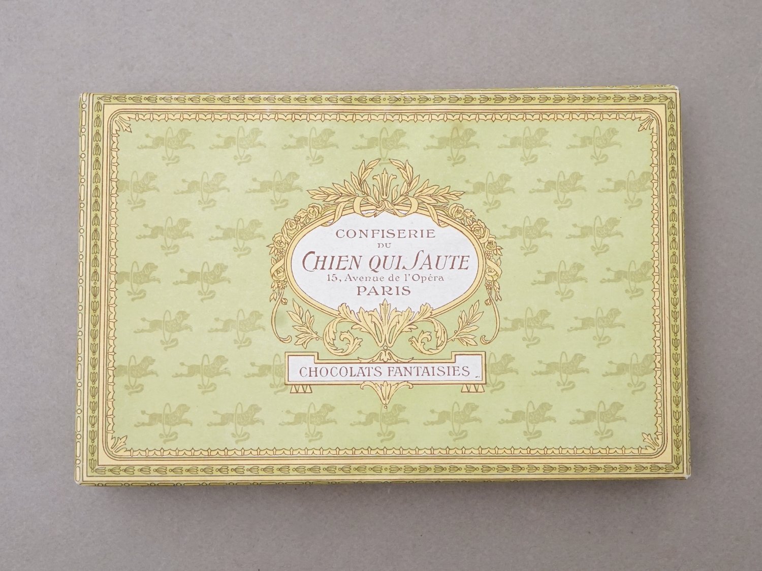 画像2: 1900年頃 アンティーク チョコレートボックス お菓子箱 CHOCOLATS FANTAISIES - CONFISERIE DU CHIEN QUI SAUTE PARIS - (2)