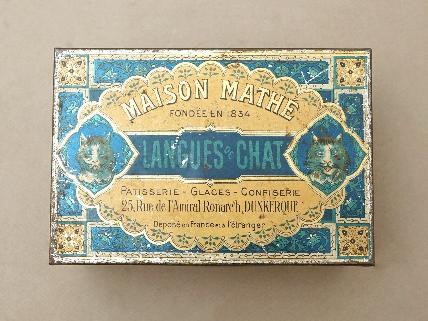 画像2: 19世紀 アンティーク 子猫たち ラングドシャのメタル缶 LANGUES DE CHAT- MAISON MATHE - (2)