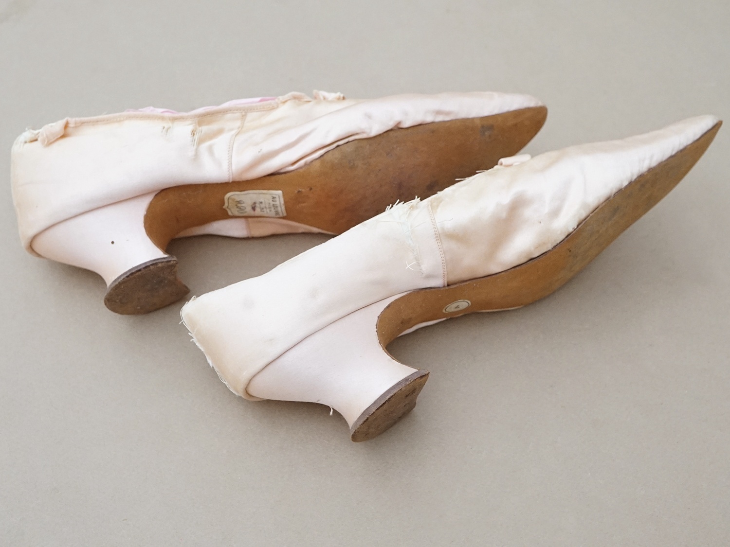 画像7: ＊蚤の市＊1900年頃 アンティーク ウェディングシューズ パウダーピンクのシルクサテン - AU LOUVRE - (7)
