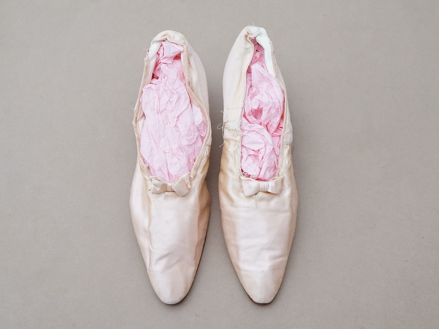画像2: ＊蚤の市＊1900年頃 アンティーク ウェディングシューズ パウダーピンクのシルクサテン - AU LOUVRE - (2)