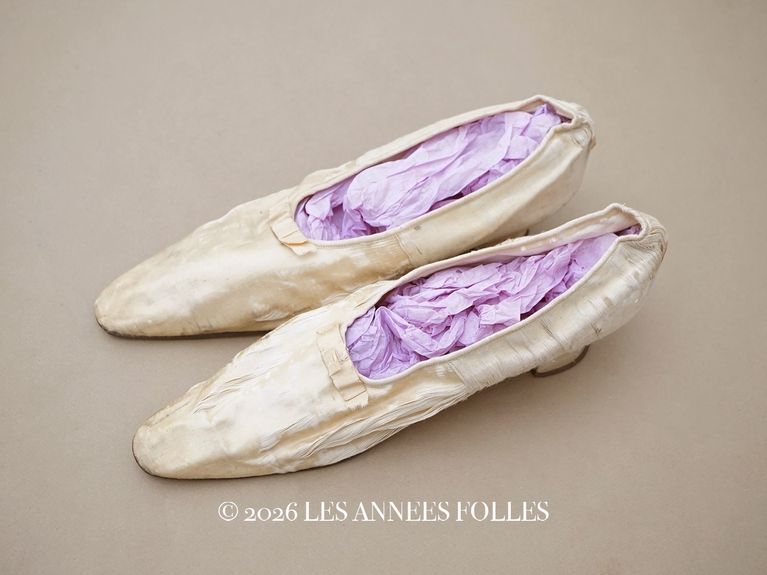 画像1: ＊蚤の市＊1900年頃 アンティーク ウェディングシューズ アイボリーのシルクサテン  (1)