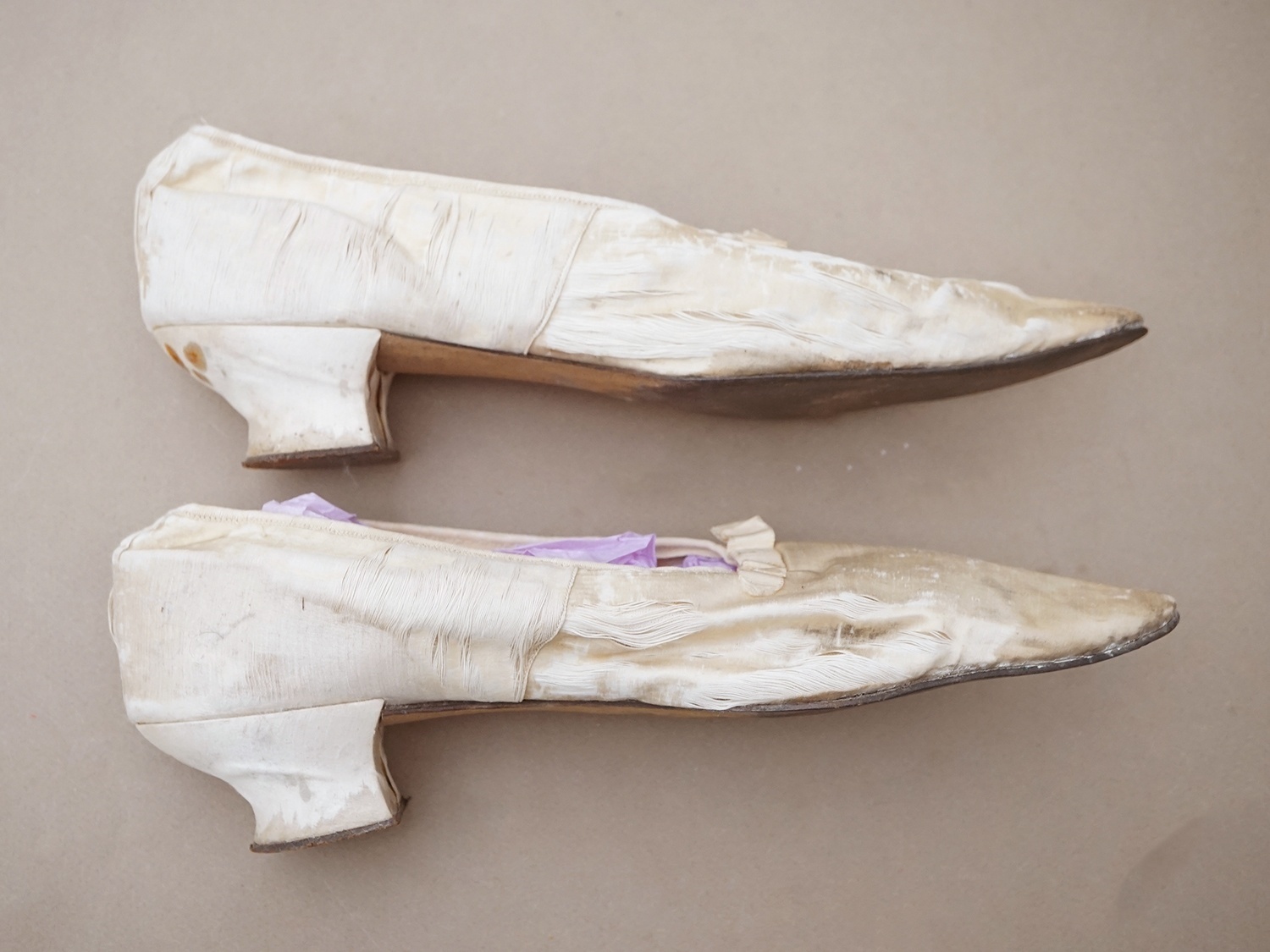 画像4: ＊蚤の市＊1900年頃 アンティーク ウェディングシューズ アイボリーのシルクサテン  (4)