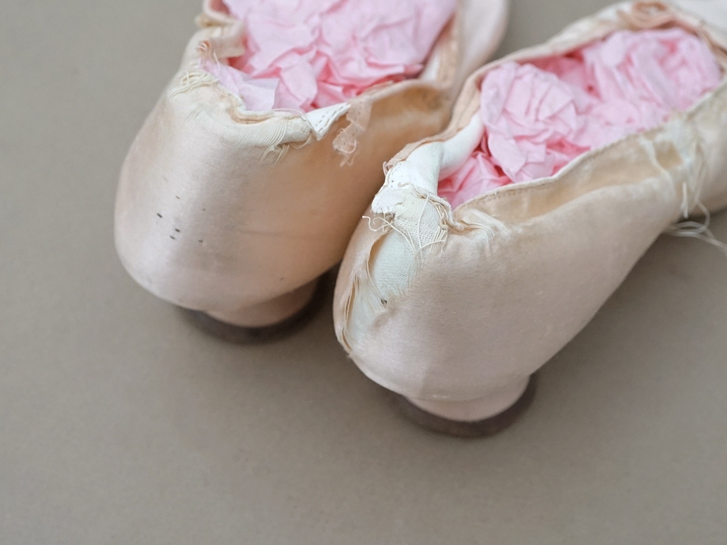 画像6: ＊蚤の市＊1900年頃 アンティーク ウェディングシューズ パウダーピンクのシルクサテン - AU LOUVRE - (6)