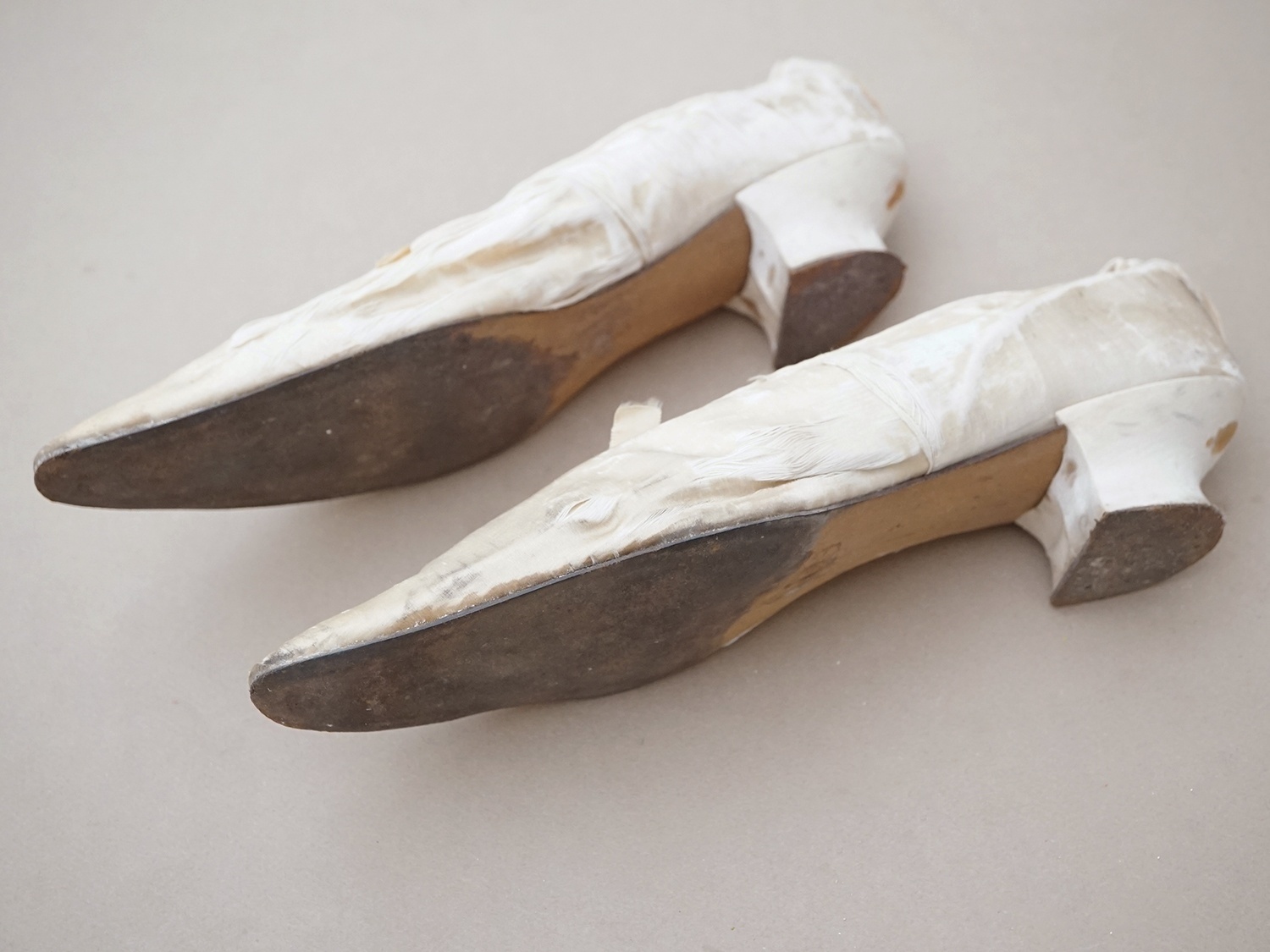 画像6: ＊蚤の市＊1900年頃 アンティーク ウェディングシューズ アイボリーのシルクサテン  (6)