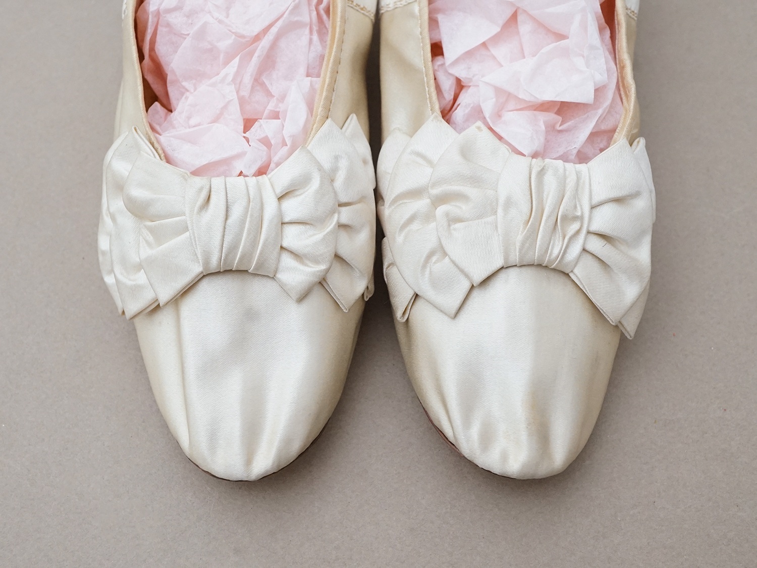画像2: 19世紀末 アンティーク ウェディング シューズ オフホワイト - C.F.BALLY - (2)
