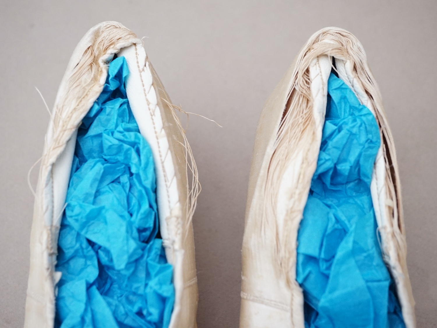 画像4: ＊蚤の市＊1900年頃 アンティーク ウェディングシューズ オフホワイトのシルクサテン  (4)