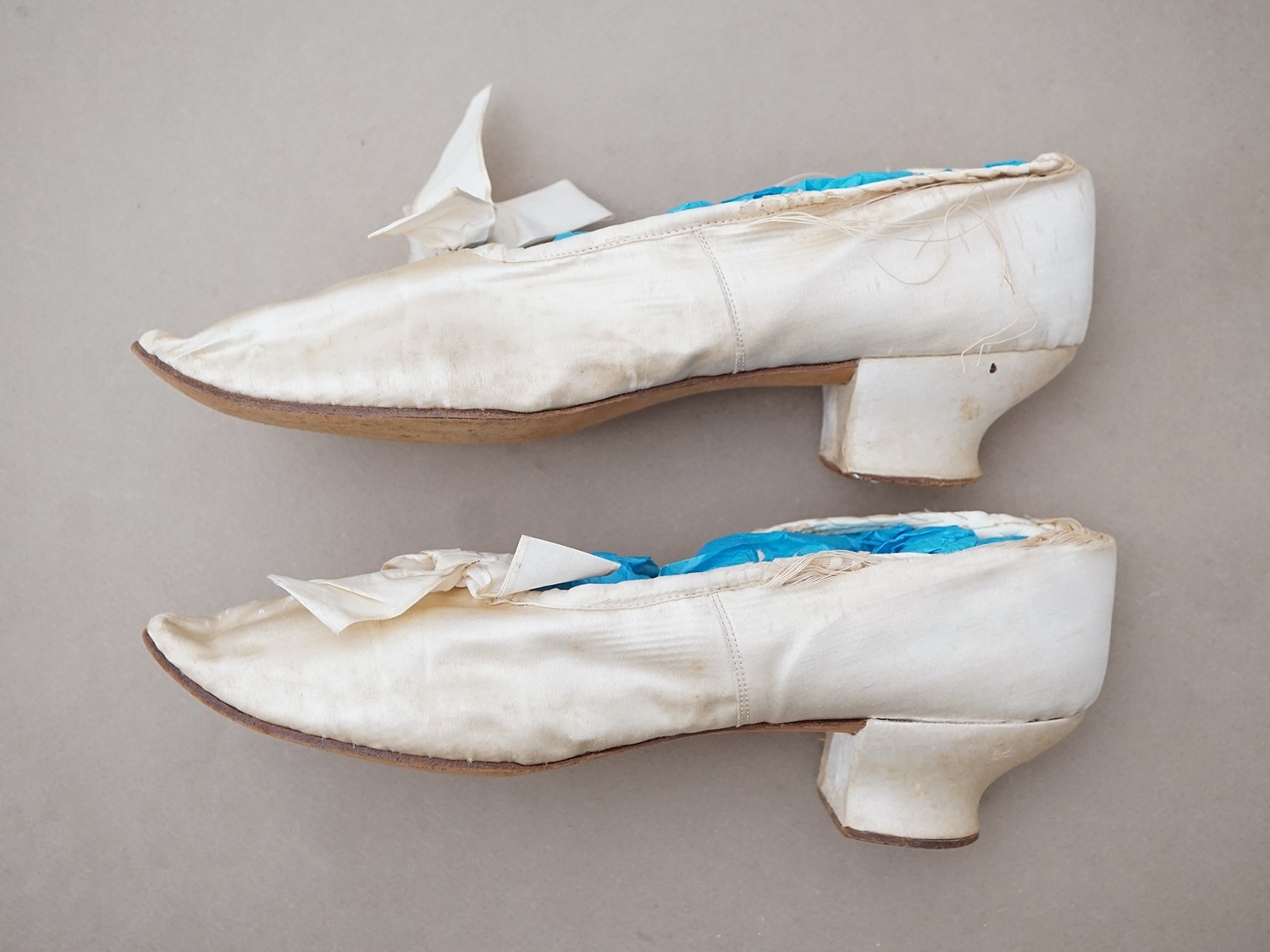 画像5: ＊蚤の市＊1900年頃 アンティーク ウェディングシューズ オフホワイトのシルクサテン  (5)