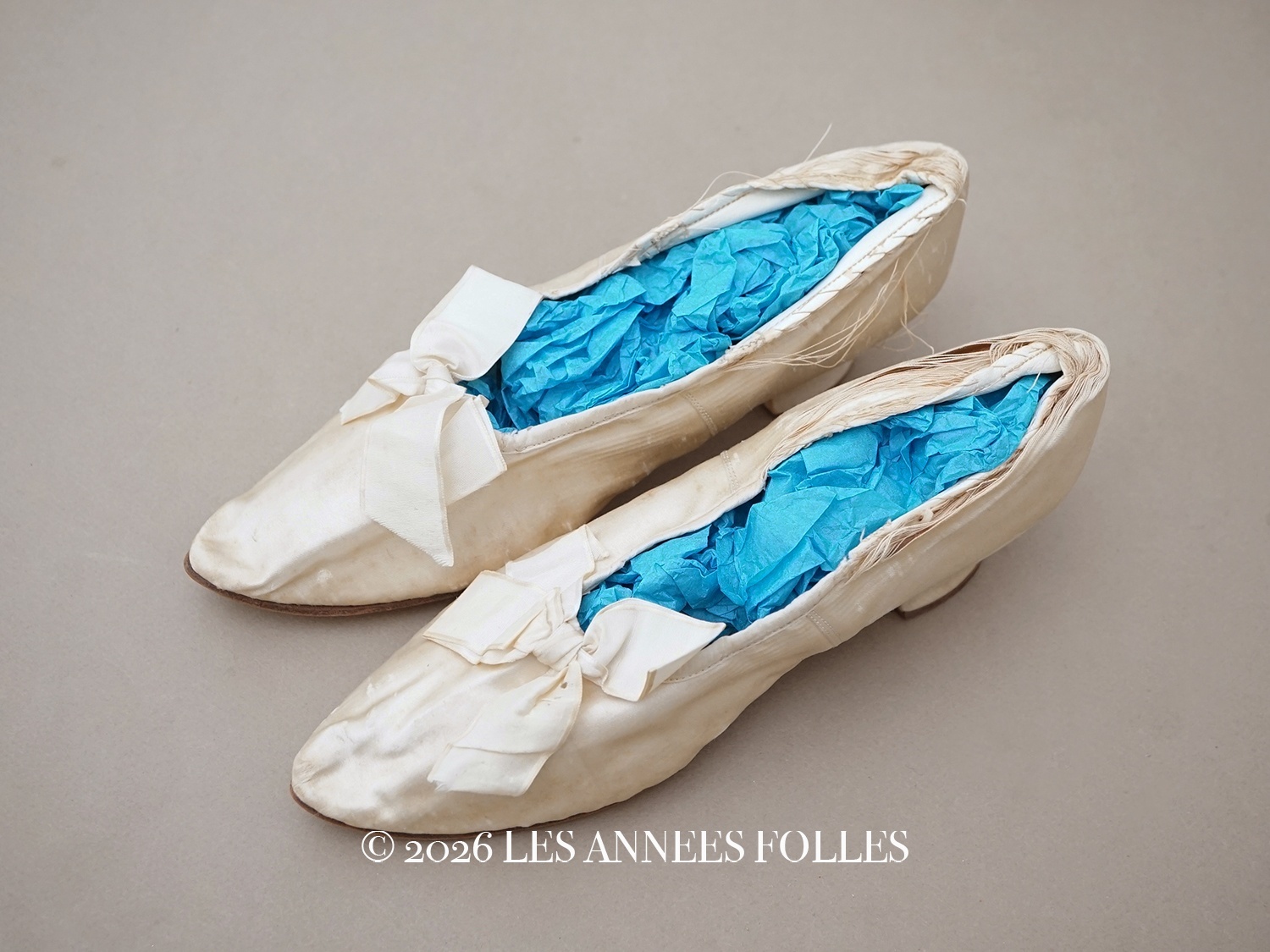 画像1: ＊蚤の市＊1900年頃 アンティーク ウェディングシューズ オフホワイトのシルクサテン  (1)