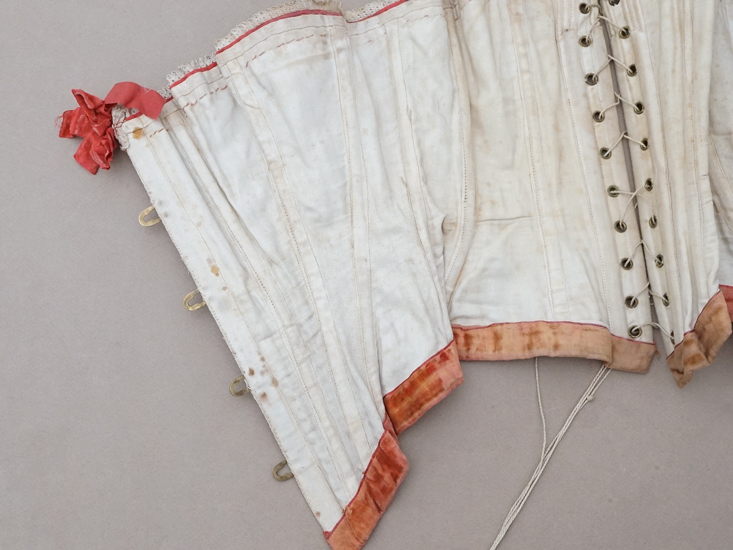 画像13: ＊蚤の市＊1860年頃 アンティーク コルセット シルクベルベットのリボン付き (13)