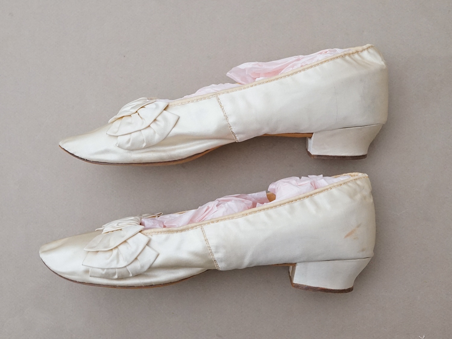 画像4: 19世紀末 アンティーク ウェディング シューズ オフホワイト - C.F.BALLY - (4)