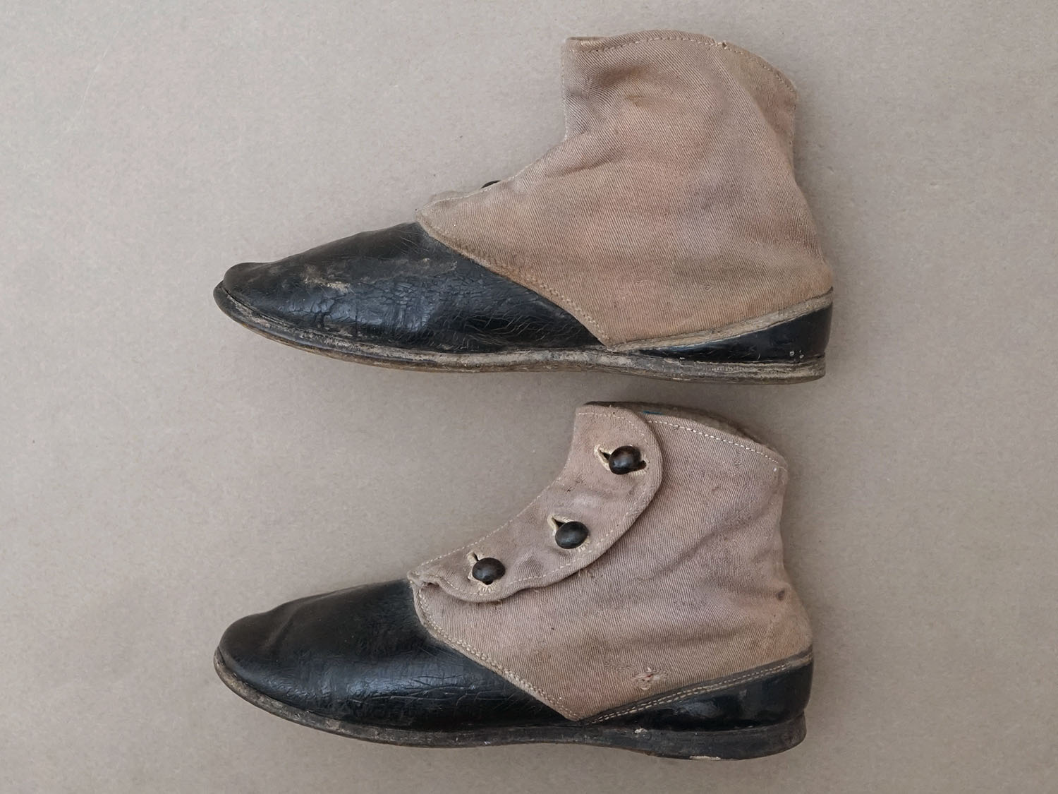 画像6: 1900年頃 アンティーク ボタンアップ ベビーシューズ  レザー＆コットン製 ココアブラウン＆ブラック (6)