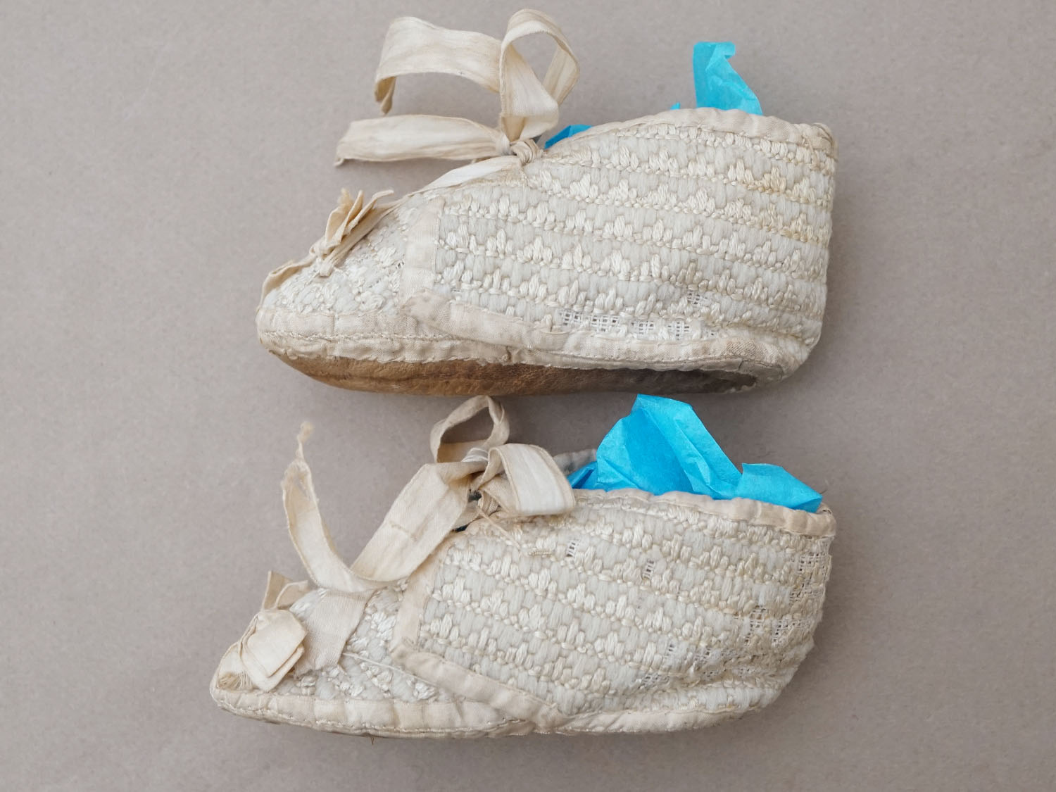 画像7: ＊蚤の市＊1900年頃 アンティーク 淡いブルー＆オフホワイトのツイード生地 ベビーシューズ   (7)