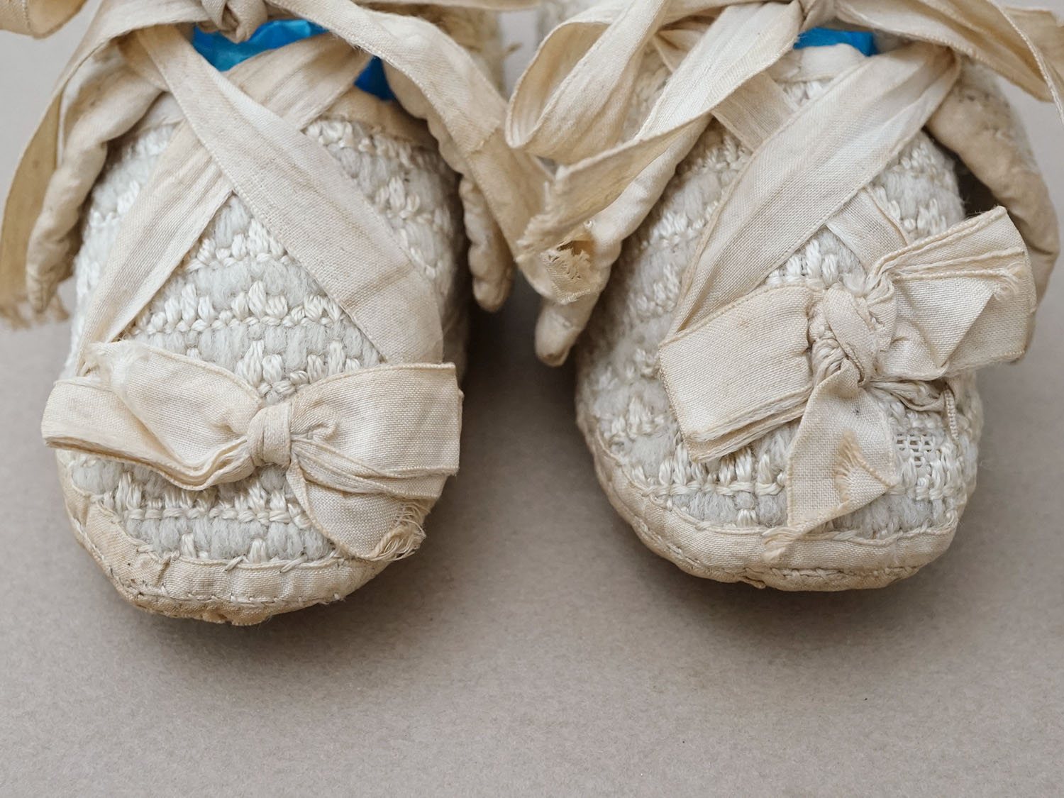 画像4: ＊蚤の市＊1900年頃 アンティーク 淡いブルー＆オフホワイトのツイード生地 ベビーシューズ   (4)