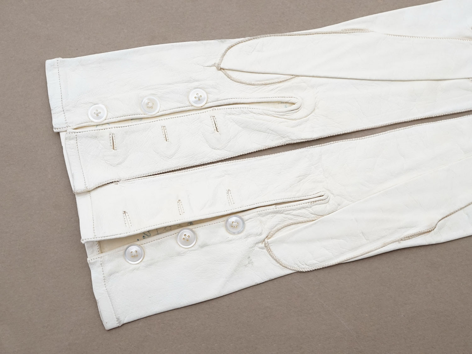 画像4: 未使用 1900年頃 アンティーク  本革製 極細 結婚式のグローブ ボンマルシェ百貨店 オフホワイト レザー 手袋 - AU BON MARCHE - (4)