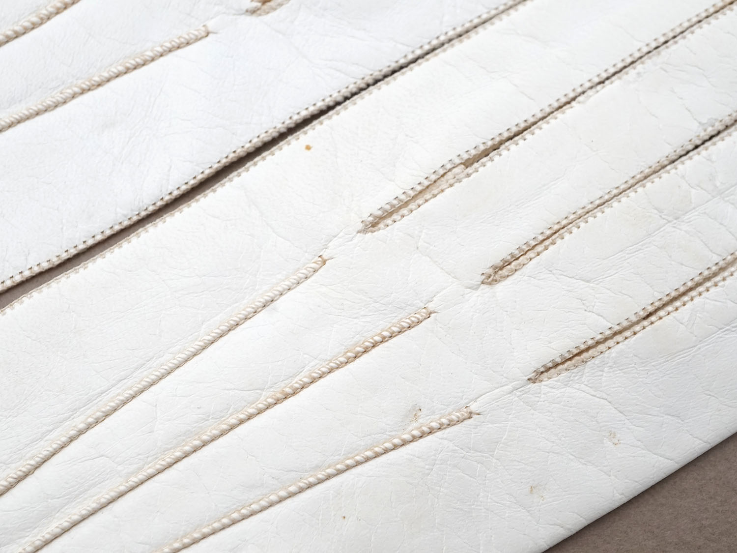 画像8: 未使用 1900年頃 アンティーク  本革製 極細 結婚式のグローブ ボンマルシェ百貨店 オフホワイト レザー 手袋 - AU BON MARCHE - (8)