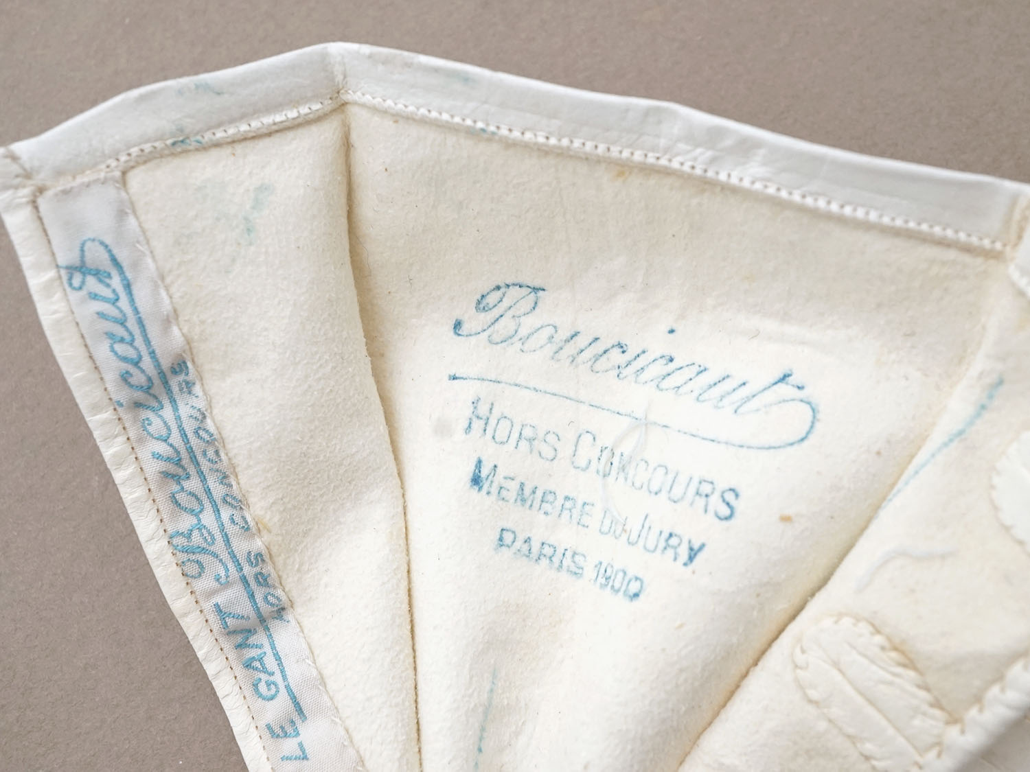 画像9: 未使用 1900年頃 アンティーク  本革製 極細 結婚式のグローブ ボンマルシェ百貨店 オフホワイト レザー 手袋 - AU BON MARCHE - (9)