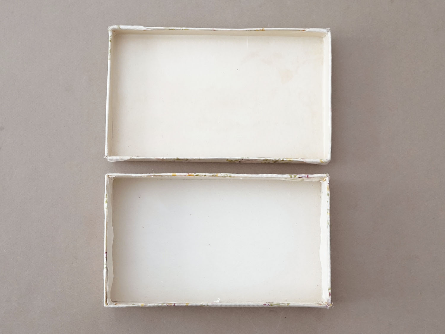 画像5: ＊蚤の市＊アンティーク お菓子箱 シルク地 ピンクのリボン＆薄紫と黄色の薔薇 (5)