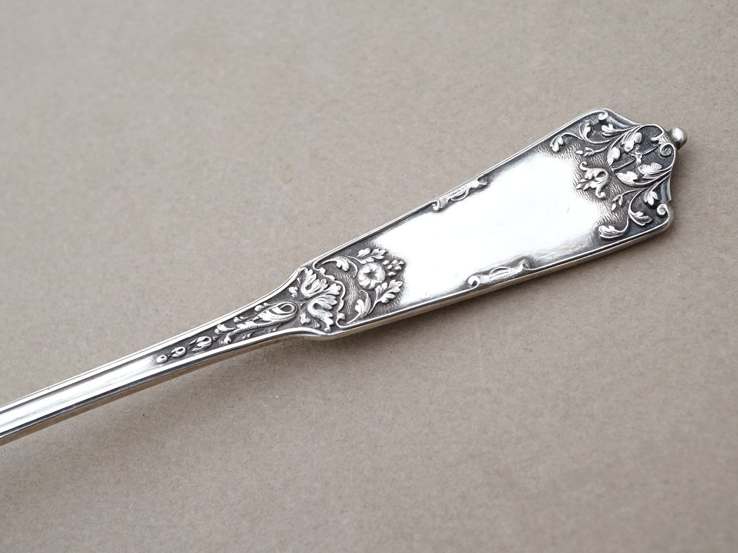 画像2: 19世紀末 アンティーク シルバー製 シュガースプーン 花模様 シルバー950 (2)