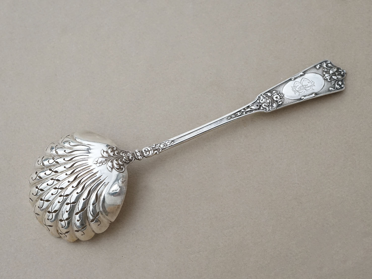 画像5: 19世紀末 アンティーク シルバー製 シュガースプーン 花模様 シルバー950 (5)