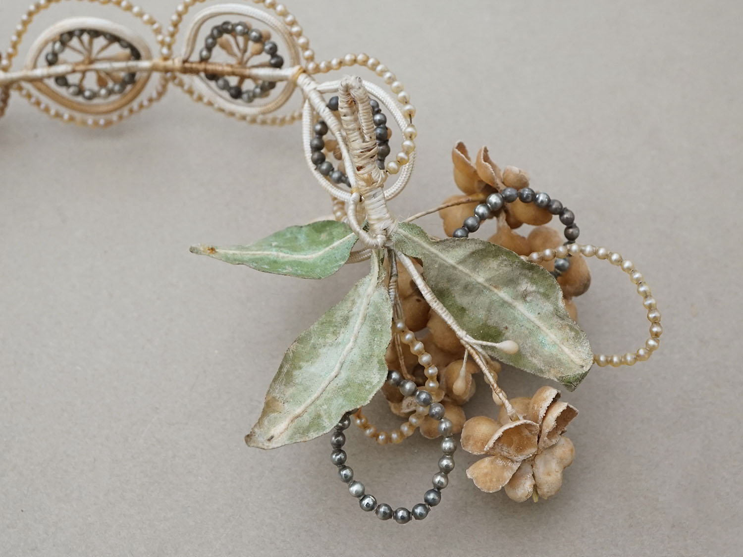 画像10: ＊蚤の市＊アンティーク パールとワックスフラワーのティアラ & ブローチのセット ウェディング  (10)