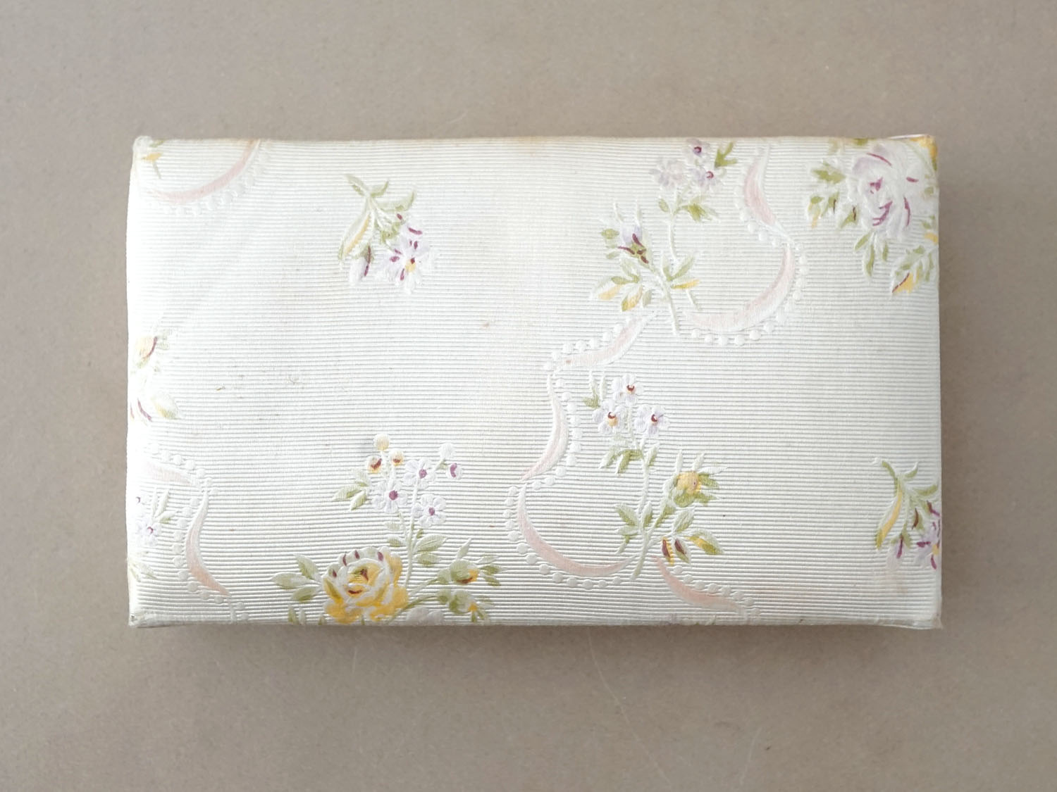 画像3: ＊蚤の市＊アンティーク お菓子箱 シルク地 ピンクのリボン＆薄紫と黄色の薔薇 (3)