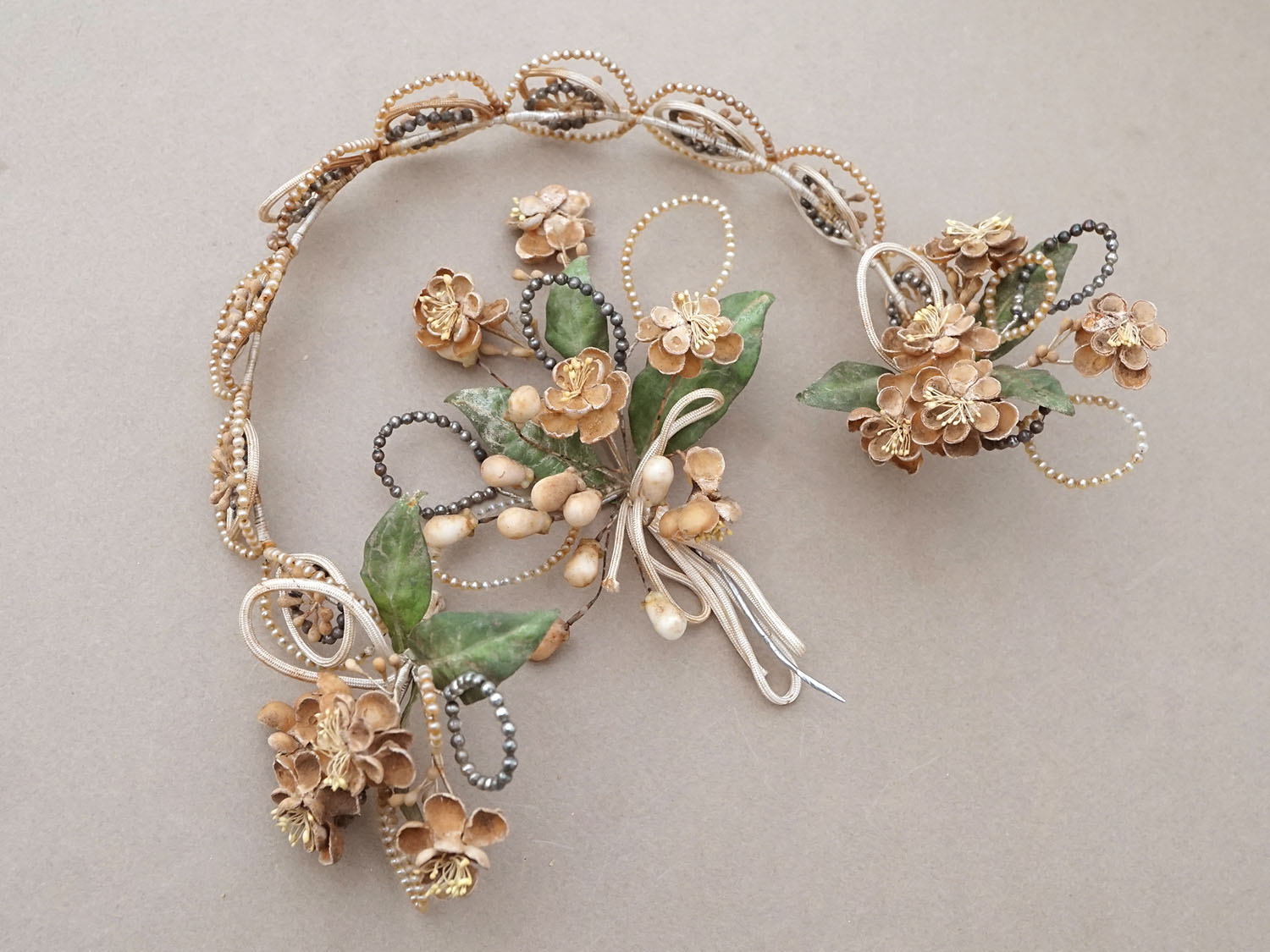 画像2: ＊蚤の市＊アンティーク パールとワックスフラワーのティアラ & ブローチのセット ウェディング  (2)