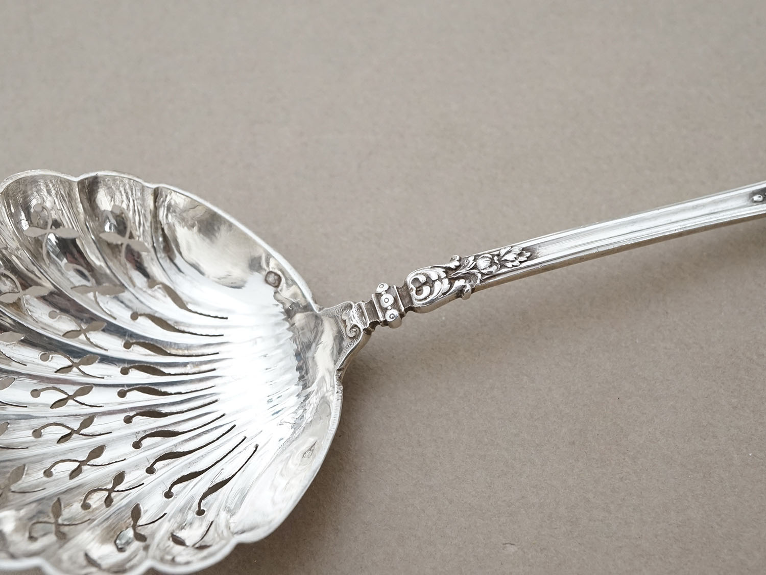 画像3: 19世紀末 アンティーク シルバー製 シュガースプーン 花模様 シルバー950 (3)