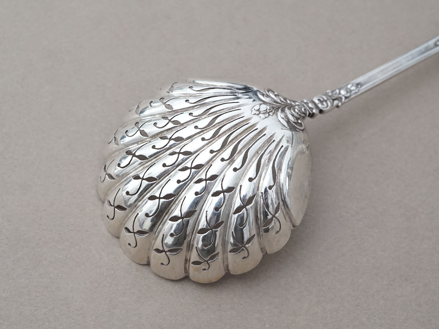 画像8: 19世紀末 アンティーク シルバー製 シュガースプーン 花模様 シルバー950 (8)