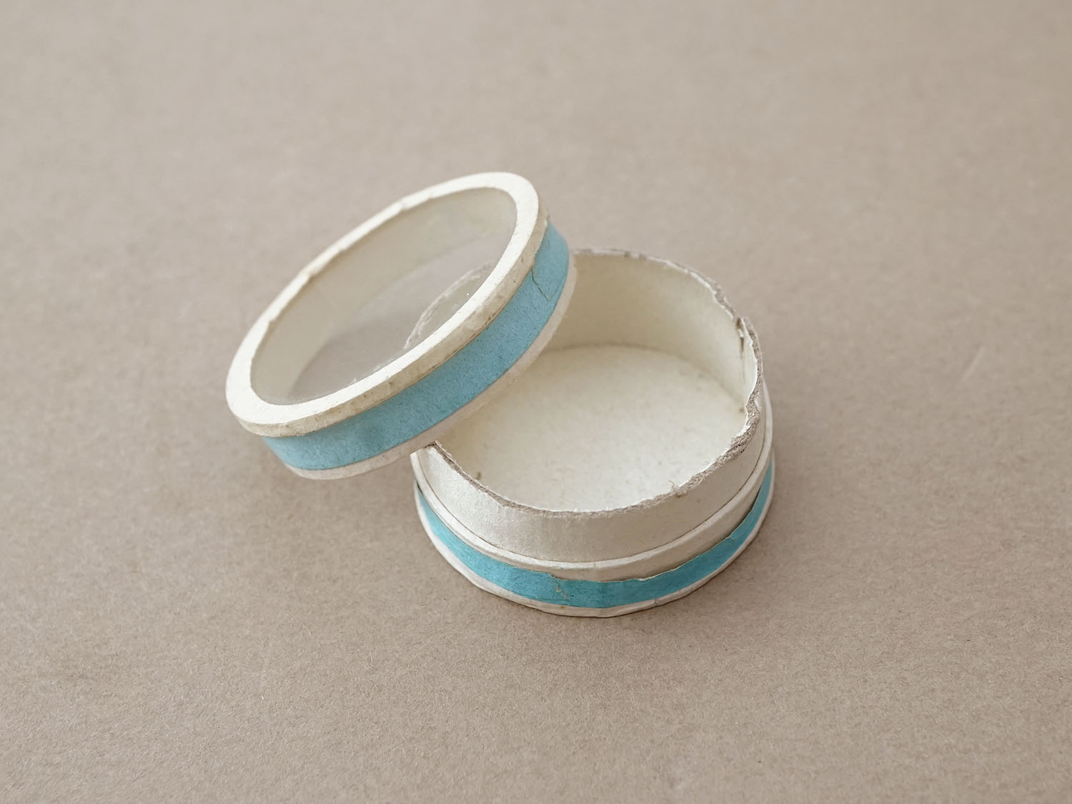 画像4: 1900年頃 アンティーク ガラスの蓋の小さな紙箱 水色 (4)