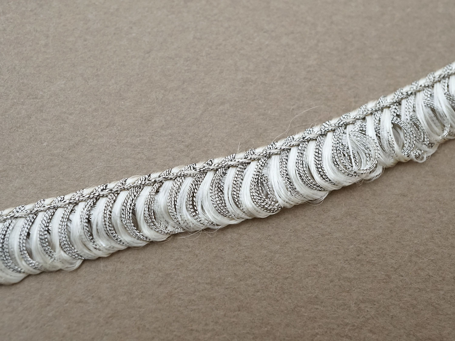 画像2: アンティーク  トリム フリンジ ホワイトシルバー 9mm幅 (2)