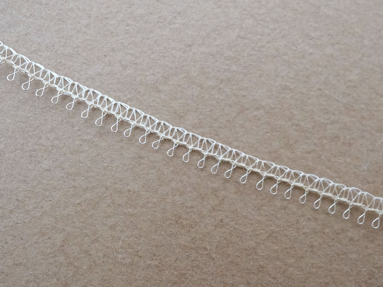 画像2: アンティーク 極細 ホワイトシルバー メタル製トリム 4mm幅 (2)