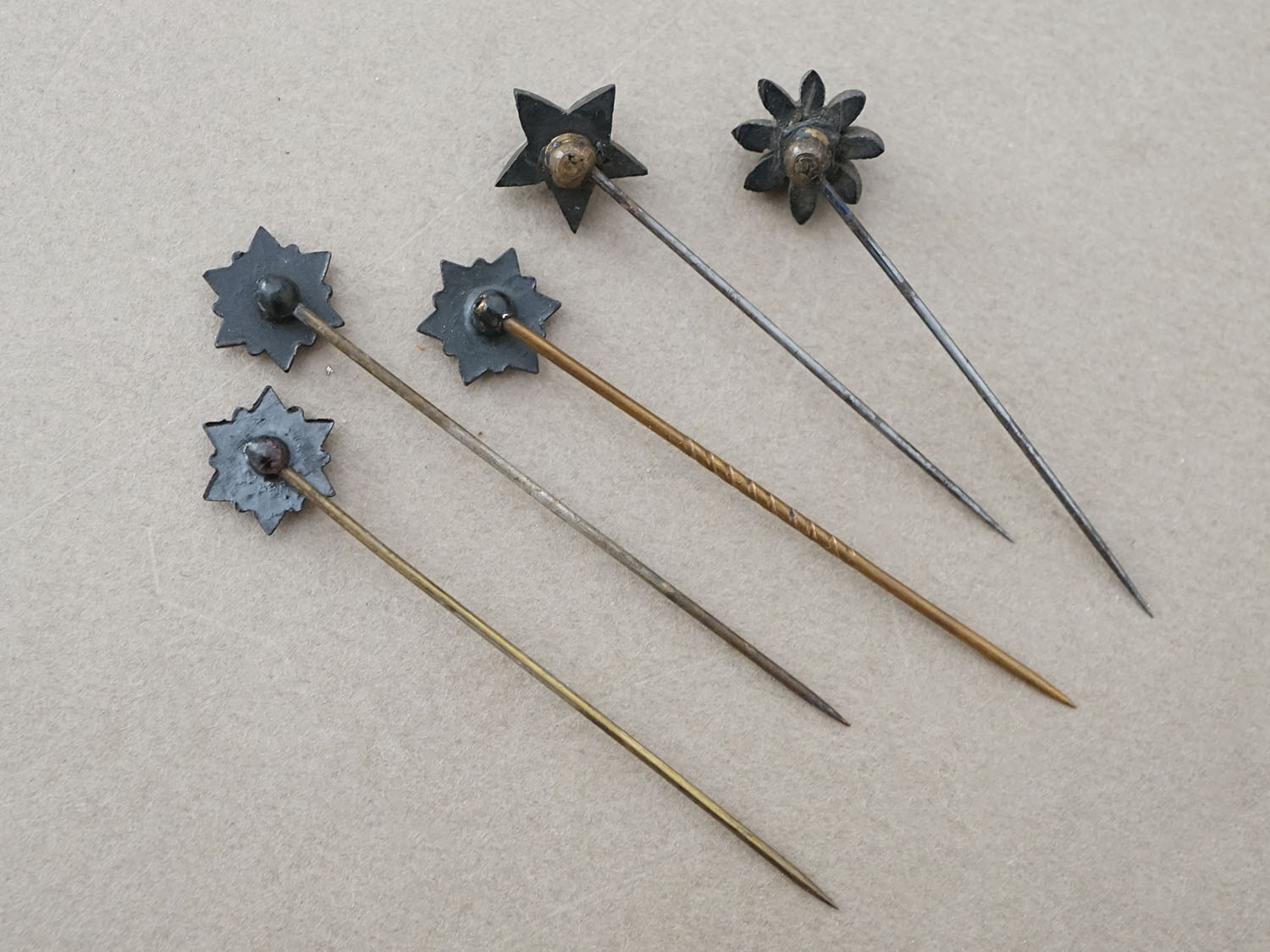 画像4: ＊蚤の市セット＊19世紀末 アンティーク 花のエパングル 5点セット (4)