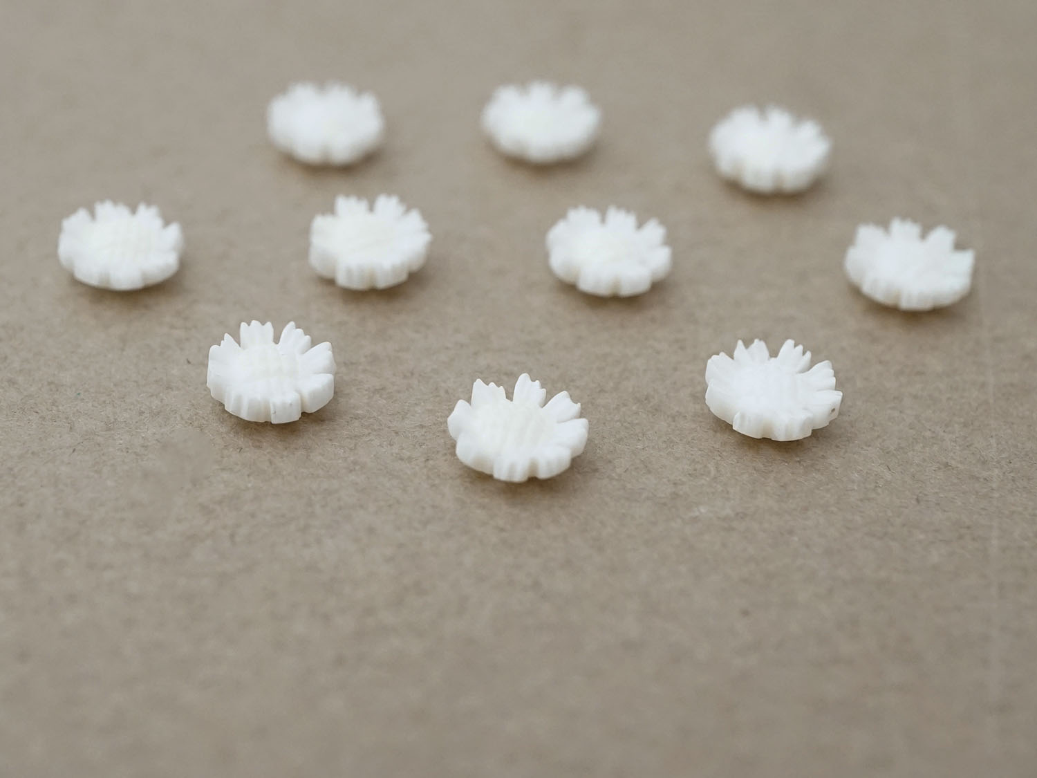 画像4: アンティーク 極小 デイジーのジュエリーパーツ 10ピースのセット 5.5mm 手彫り イボワリヌ  (4)