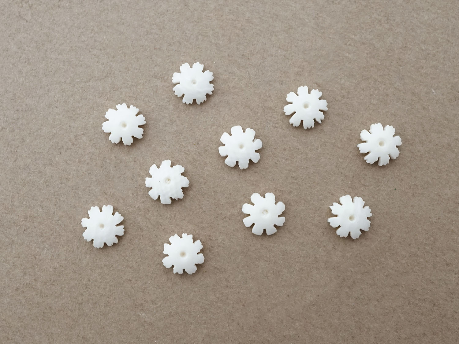 画像5: アンティーク 極小 デイジーのジュエリーパーツ 10ピースのセット 5.5mm 手彫り イボワリヌ  (5)