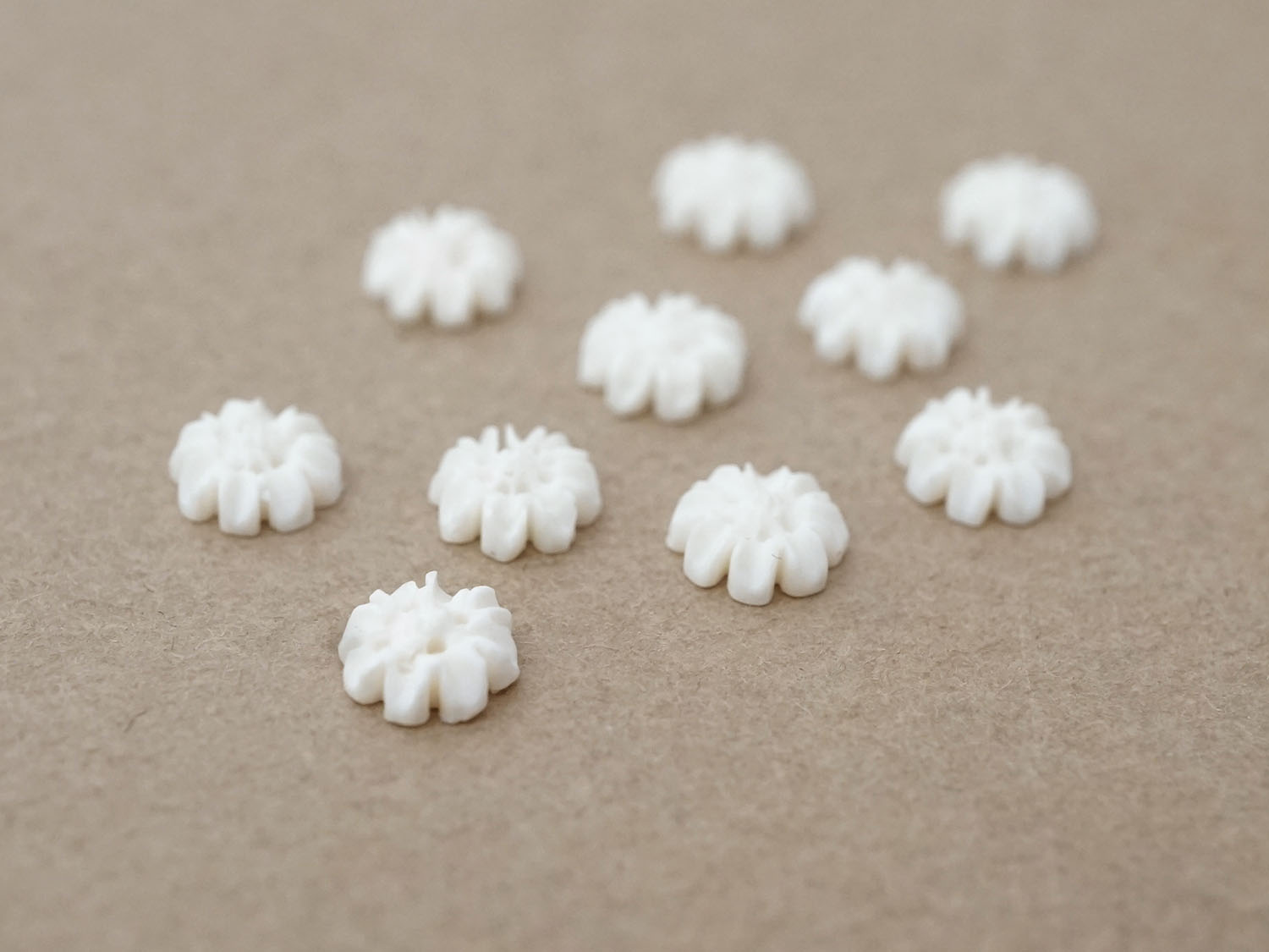 画像4: アンティーク 極小 花のジュエリーパーツ 10ピースのセット 6mm 手彫り イボワリヌ  (4)