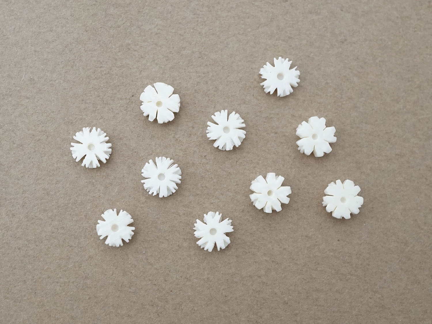 画像5: アンティーク 極小 花のジュエリーパーツ 10ピースのセット 6mm 手彫り イボワリヌ  (5)