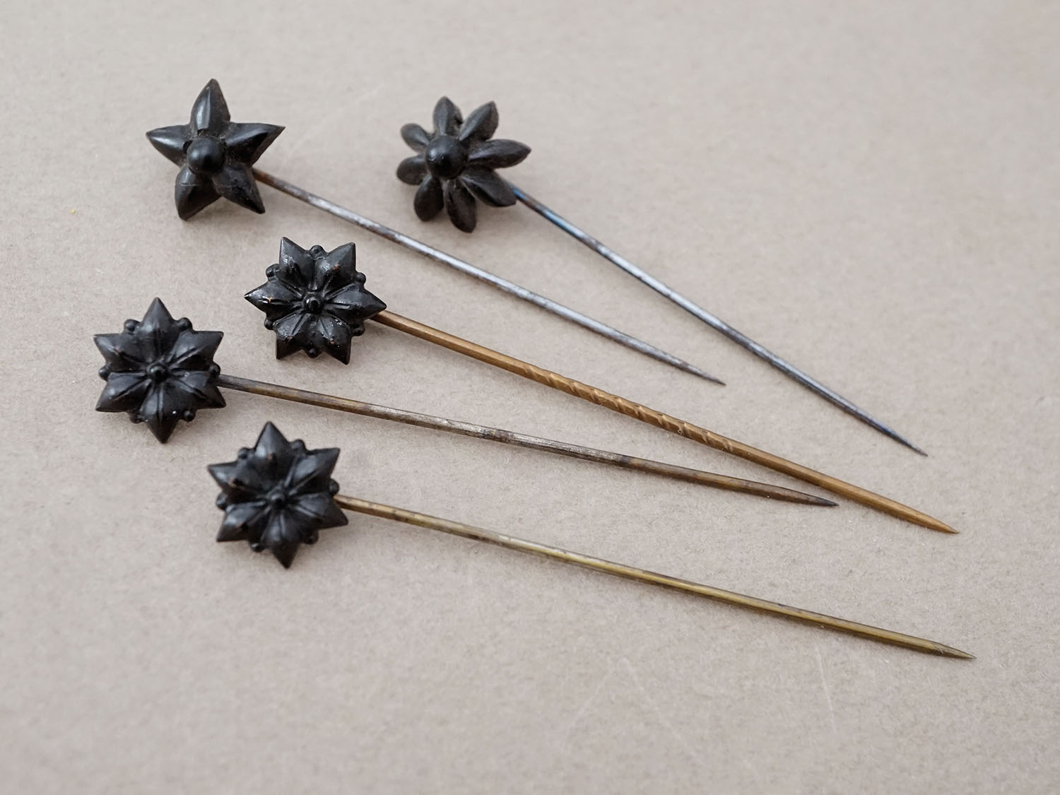 画像2: ＊蚤の市セット＊19世紀末 アンティーク 花のエパングル 5点セット (2)