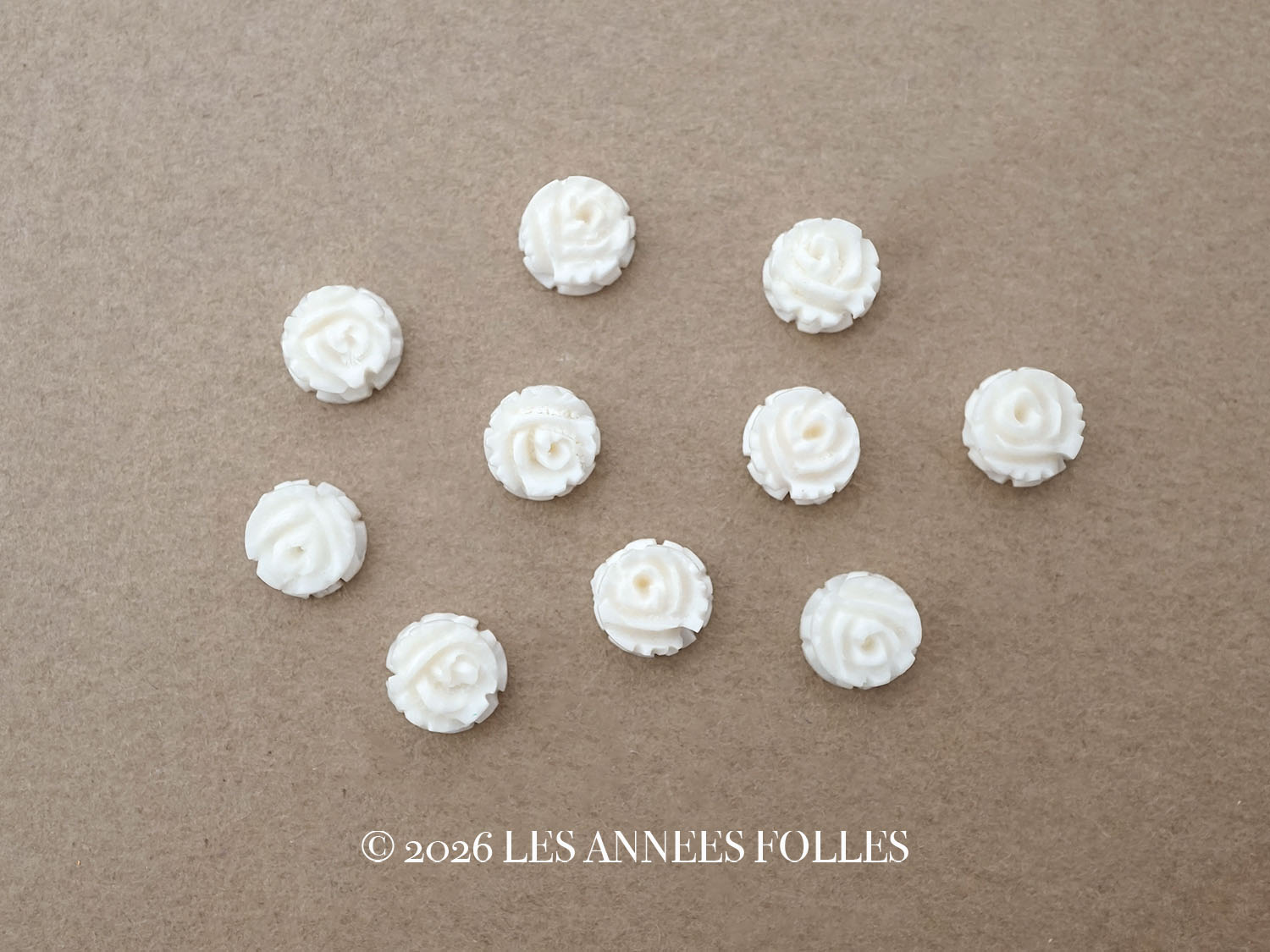 画像1: アンティーク 極小 薔薇のジュエリーパーツ 10ピースのセット 6mm 手彫り イボワリヌ  (1)