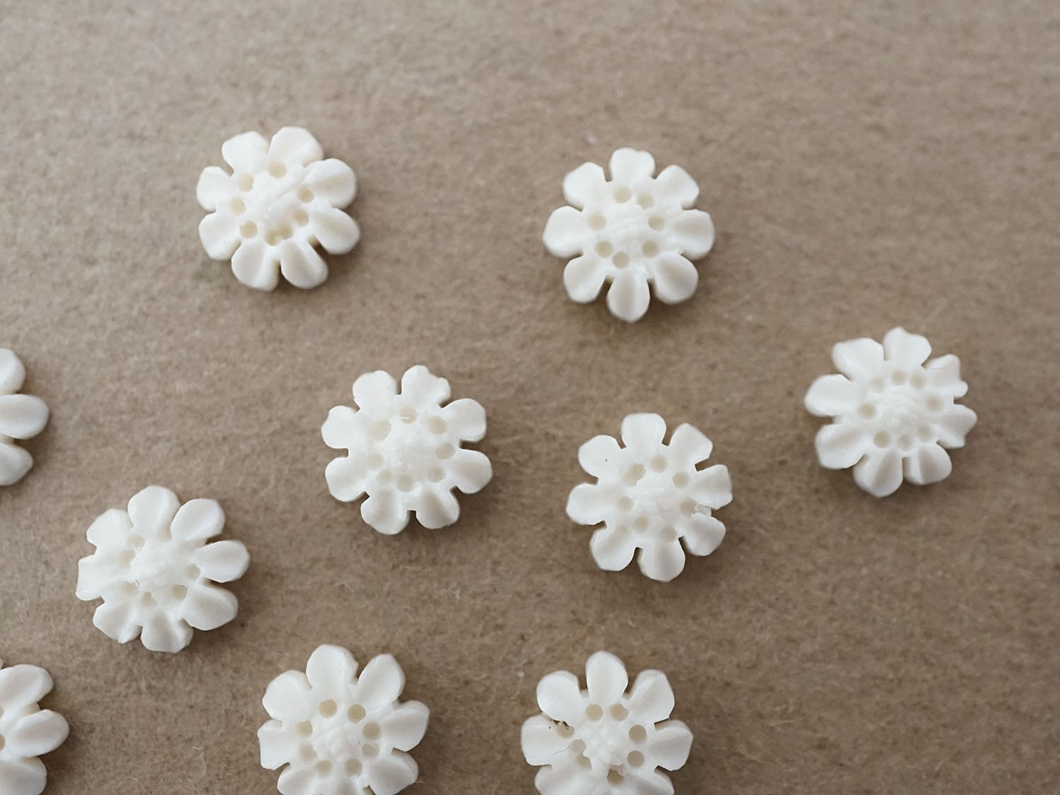 画像3: アンティーク 極小 花のジュエリーパーツ 10ピースのセット 6mm 手彫り イボワリヌ  (3)